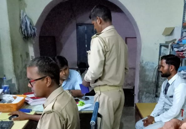 रक्षेन्द्र की रात हवालात में गुजरी है और उसकी दुल्हन की शादी उसके छोटे भाई से करा दी गई है।