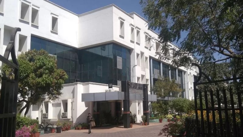 Mayawati was holding a meeting with the MLAs at the State Guest House when SP workers attacked.