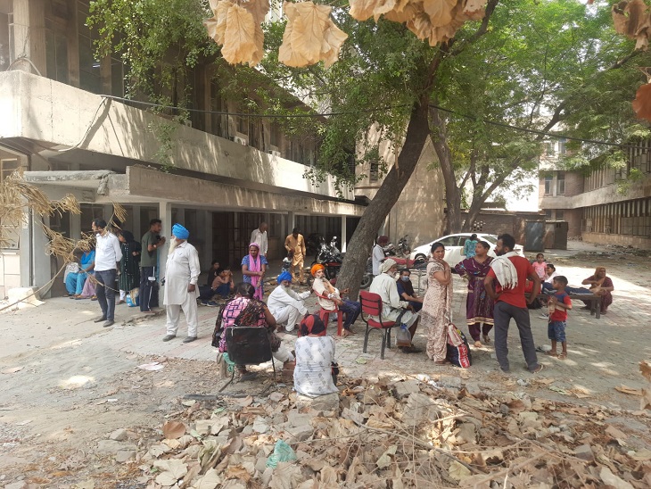 अस्पताल से बाहर निकाले गए मरीज।