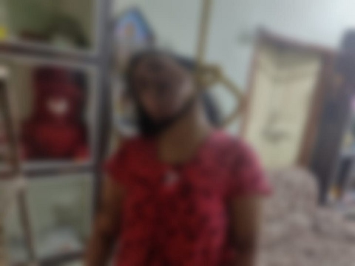 पंखे से लटका मिला पत्नी का शव।