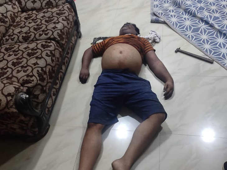 जमीन पर पड़ी थी व्यापारी की लाश, वहीं पास में हथौड़ी भी पड़ी मिली।
