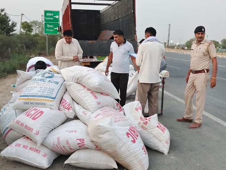 ट्रक से 55 कट्टे डोडा पोस्त का वजन करती पुलिस टीम।