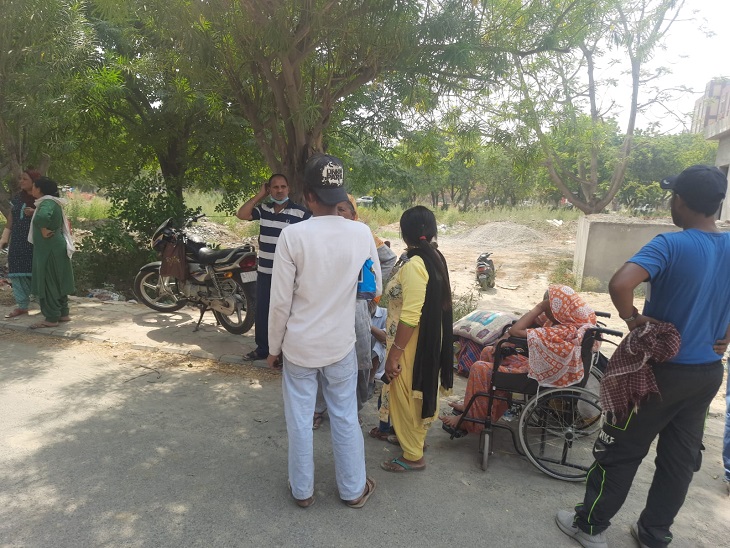 अस्पताल में मरीजों के साथ मौजूद तीमारदारों ने आनन-फानन में मरीजों को बाहर निकाला।