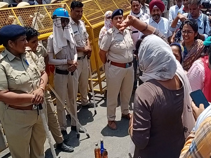 प्रदर्शनकारियों को रोकती पुलिस।