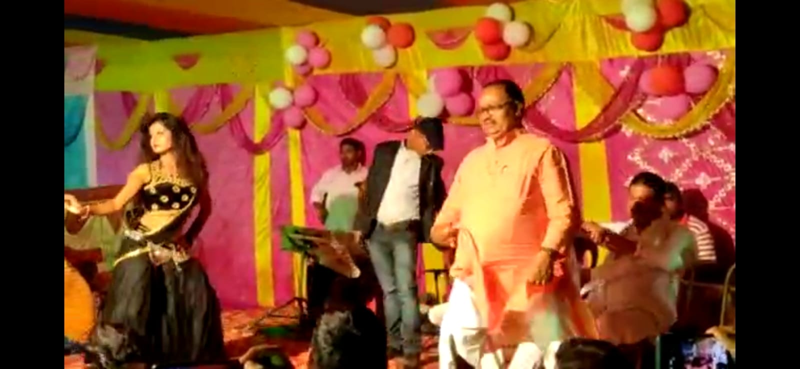 बार-बालाओं के साथ डांस करते जदयू विधायक गोपाल मंडल।