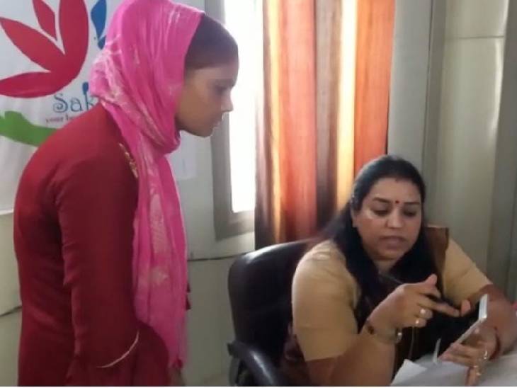 When the Vice-Chairman of the Commission got the center manager Aarti Tyagi to talk quietly on the phone with a staff on the spot, then the whole story became clear.
