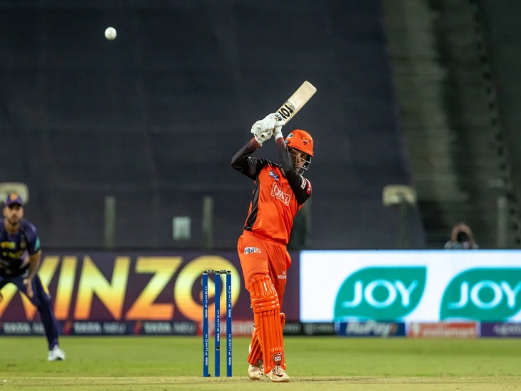 मैच में शॉट लगाते हुए अभिषेक शर्मा।