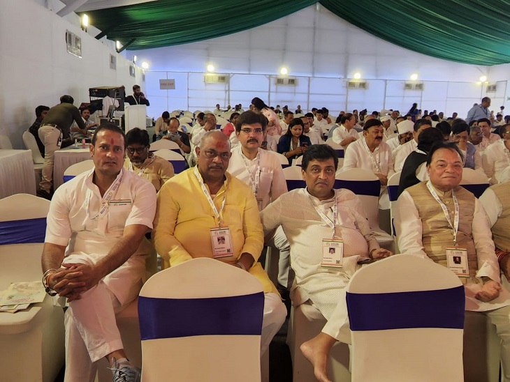 शिविर के अंतिम दिन चर्चा के लिए पंडाल में इकट्ठा हुए कांग्रेस के पदाधिकारी और जनप्रतिनिधि।