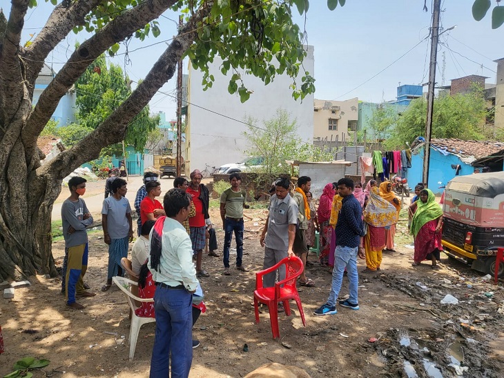 वृद्ध महिला की मौत की खबर सुनकर आसपास के लोगों की भीड़ जुट गई थी