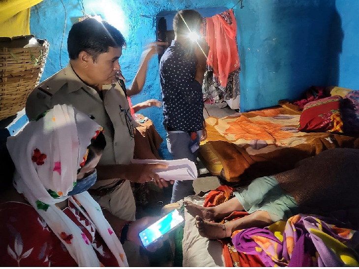 पुलिस पहुंची, तब बिस्तर में पड़ी थी महिला की लाश