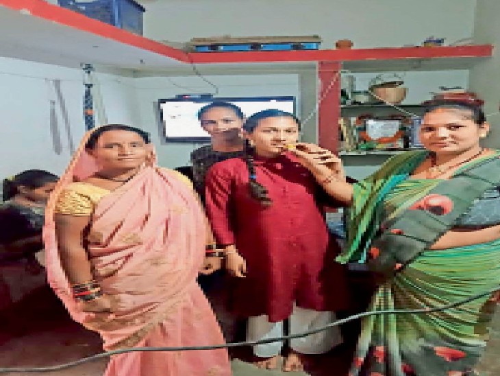 राजनांदगांव. दामिनी वर्मा का मुंह मीठा कराते परिजन।