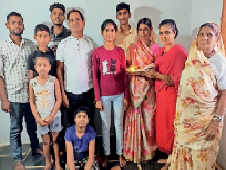 परिजनों ने परिणाम सुनने के बाद आरती उतारी।