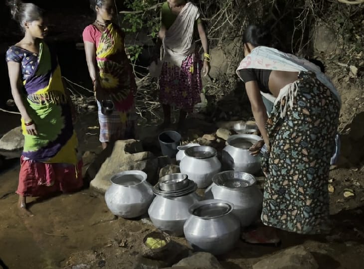 पानी लेने पहुंचीं महिलाएं।