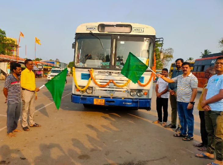 विधायक विक्रम मंडावी और कलेक्टर राजेंद्र कटारा ने बस को हरीझंडी दिखाकर रवाना किया है। - Dainik Bhaskar
