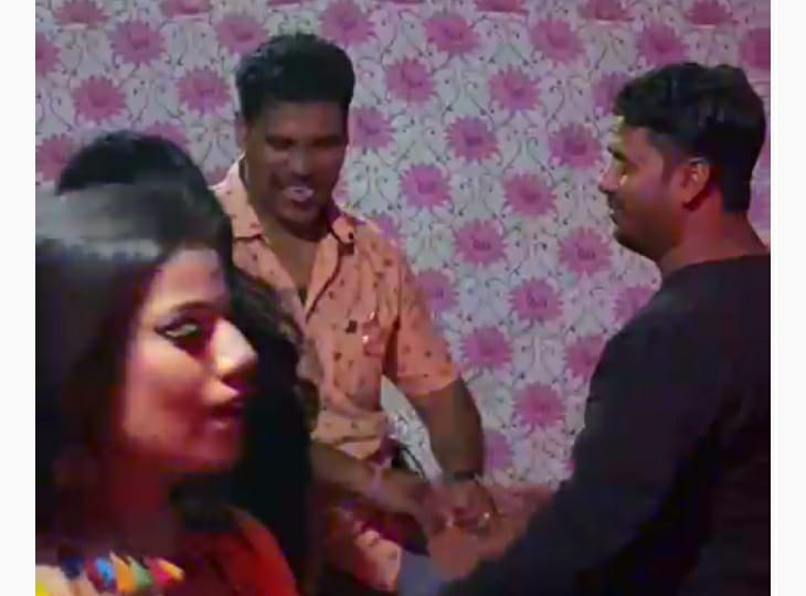 मेले में थानेदार की ड्यूटी लगाई गई थी। बिना वर्दी के पहुंचे।