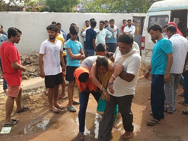 अस्पताल पहुंचे रोते-बिलखते परिजन।