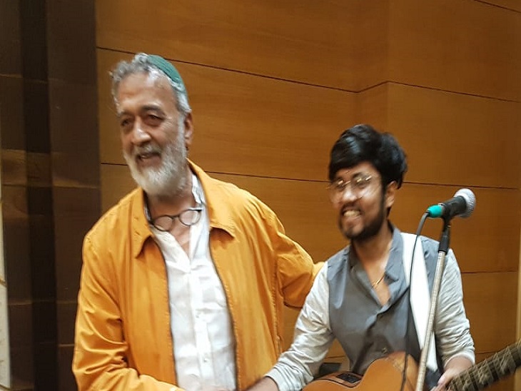 स्थानीय कलाकार का रायपुर में हौसला बढ़ाया।