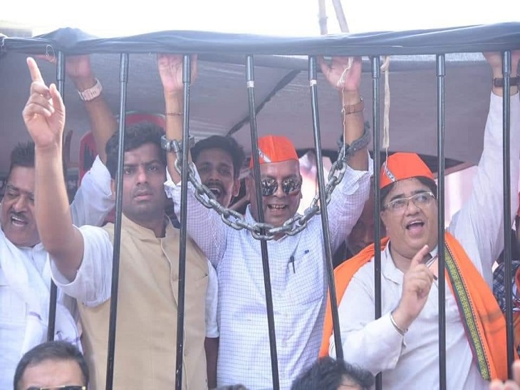 धमतरी में प्रदर्शन के दौरान पूर्व मंत्री अजय चंद्राकर आर्टिफिशियल जेल में नजर आए। इसके बाद पूर्व मंत्री समेत बीजेपी नेताओंने गिरफ्तार दी है।
