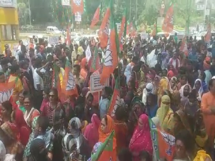 बिलासपुर के नेहरू चौक में बड़ी संख्या में कार्यकर्ता जमा हुए। हाथ में भाजपा का झंडा लिए ये कार्यकर्ता जमकर नारेबाजी करते रहे।