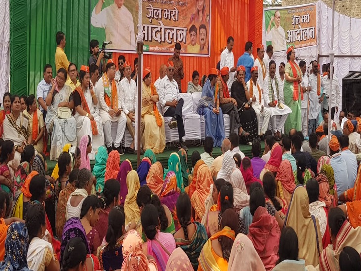 धमतरी में पूर्व मंत्री अजय चंद्राकर के नेतृत्व में एक सभी हुई। यहां सरकार के इस फैसले के खिलाफ जमकर नारेबाजी की गई।