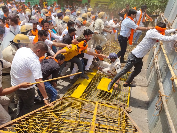 जांजगीर में ही पुलिस ने कार्यकर्ताओं को रोकने का काफी प्रयास किया। मगर कार्यकर्ता बैरिकेड तोड़कर आगे बढ़ने लगे। इसके बाद पुलिस से इनकी झूमाझटकी हुई है।