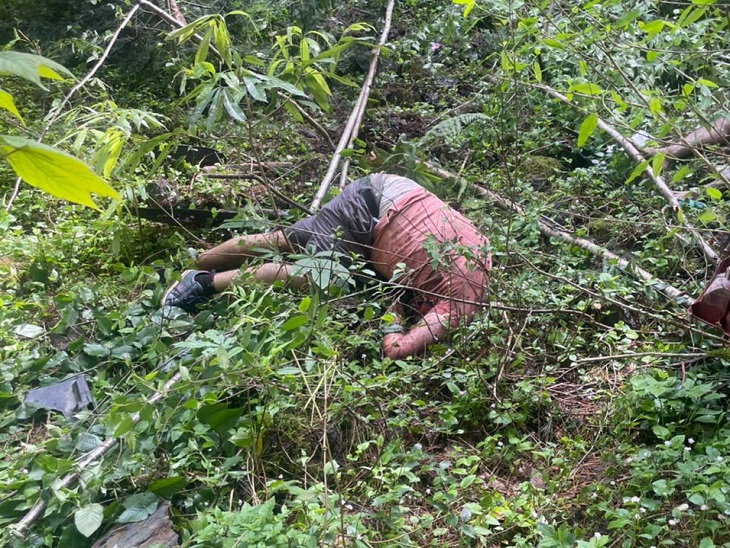 खाई में पड़ा पुरुष का शव।