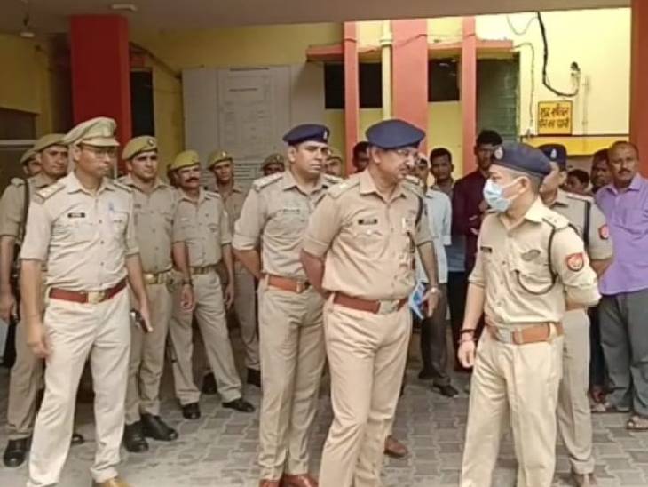 एनकाउंटर के बाद जिला अस्पताल पहुंचे एसएसपी हेमंत कुटियाल।