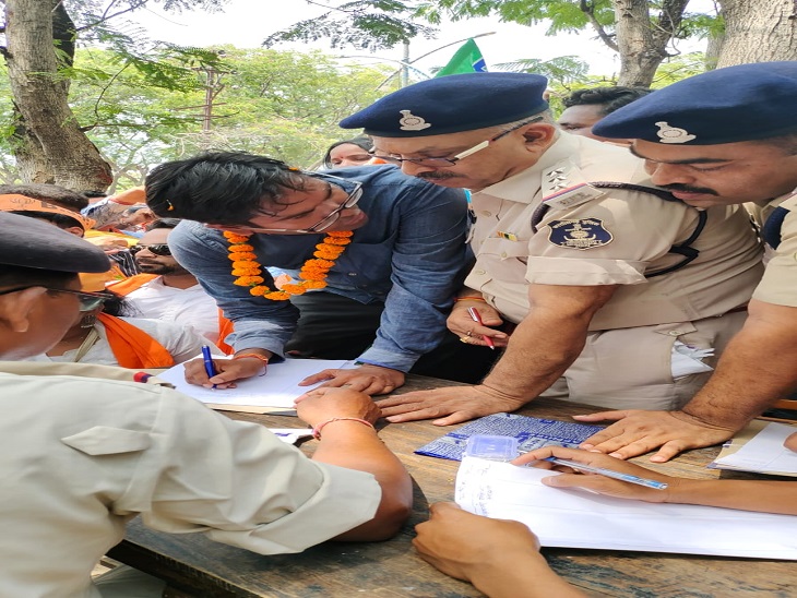 रायगढ़ में बीजेपी नेता ओ.पी चौधरी समेत 359 से ज्यादा कार्यकर्ताओं ने बकायदा पुलिस को अपनी गिरफ्तारी लिखवाई, फिर गिरफ्तारी दी।