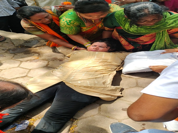रायगढ़ में प्रदर्शन के दौरान महिला कार्यकर्ता बेहोश हो गई थी। उसे करीब आधे घंटे बाद होश आया।