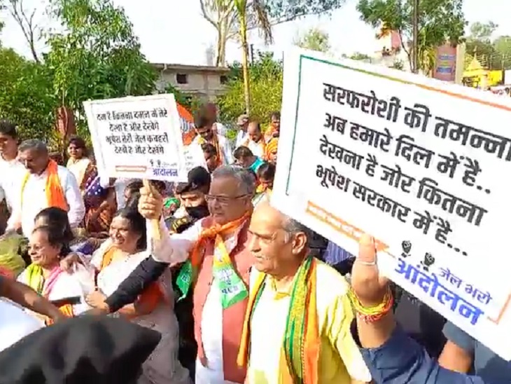 राजनांदगांव में सभा के बाद रैली निकाली गई। इसमें पूर्व सीएम रमन सिंह भी शामिल हुए।