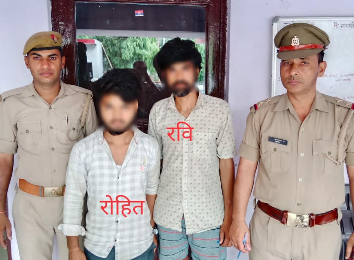थाना एत्माउद्दौला पुलिस की हिरासत में आरोपी रवि और रोहित। - Dainik Bhaskar