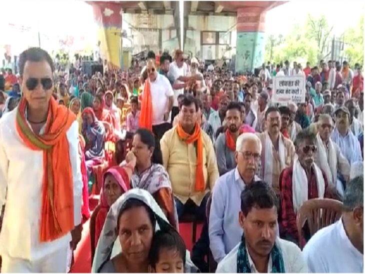 राजनांदगांव में प्रदर्शन के पहले बीजेपी नेताओं ने सभी की। इस सभा में बड़ी संख्या में कार्यकर्ता शामिल हुए।