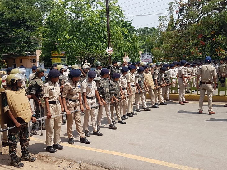 रायपुर में कार्यकर्ताओं को रोकने पुलिस ने ऐसे व्यवस्था की थी। फिर भी कार्यकर्ता आगे बढ़ते रहे। इस वजह से पुलिस और कार्यकर्ताओं के बीच जमकर झूमाझटकी हुई।