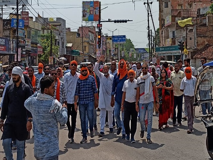 रायपुर के आजाद चौक के पास से कार्यकर्ता और नेता इस तरह से आगे बढ़े। इस दौरान जमकर नारेबाजी की गई।