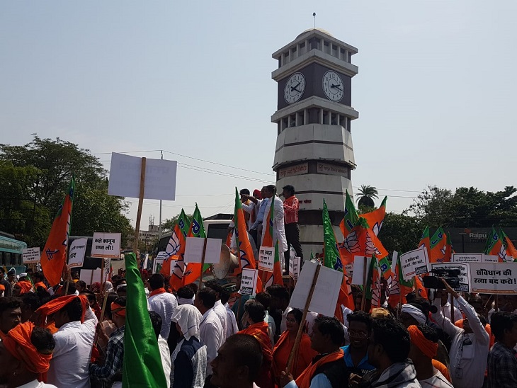 रायपुर के सबसे प्रमुख चौक, घड़ी चौक में ये नजारा था। प्रदर्शन की वजह से यहां से गुजरने वाले लोगों को काफी परेशानियों का सामना करना पड़ा।
