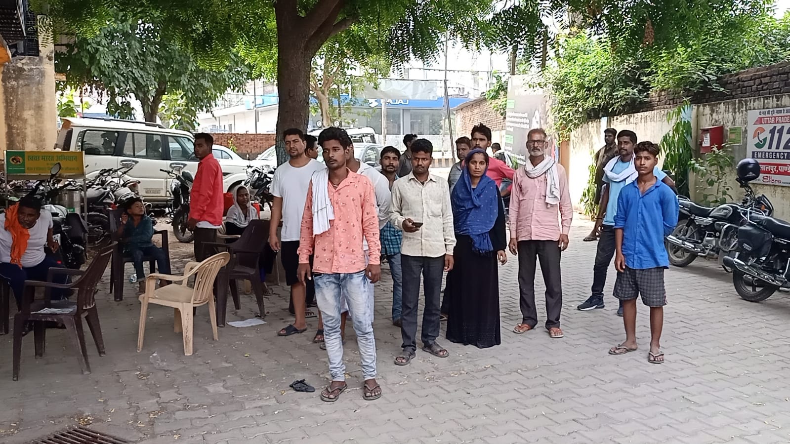 वाराणसी के सोयेपुर गांव में पिता-पुत्र की हत्या के बाद दोनों का शव पोस्टमॉर्टम के लिए भेजा गया है।