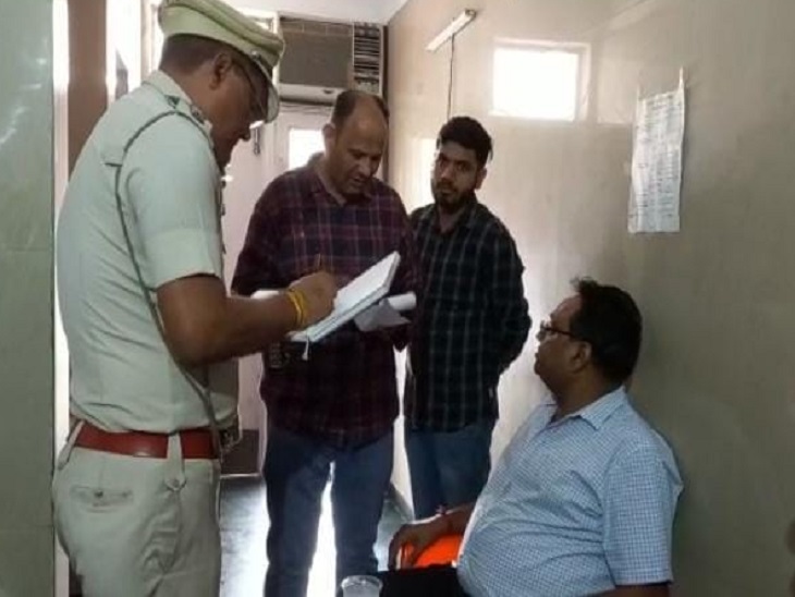 लूट और हत्या की वारदात के बाद अस्पताल पहुंच कर जानकारी जुटाते SP कमलदीप गोयल।