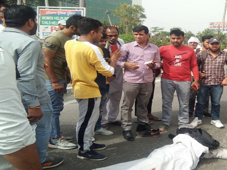 हादसे के बाद मौके पर पड़ा छात्र का शव और लगी भीड़।