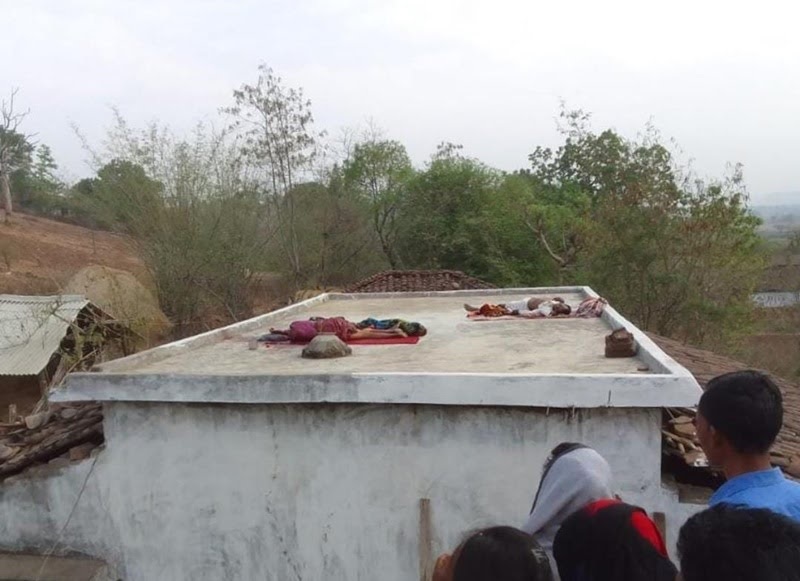 आदिवासी परिवार घर की छत पर सो रहा था, तभी उनकी हत्या कर दी गई।
