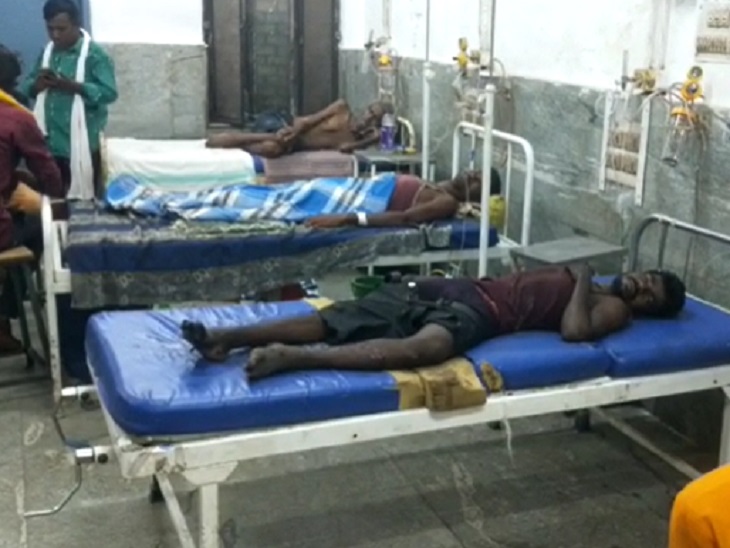 घायलों को अस्पताल में भर्ती किया गया है।