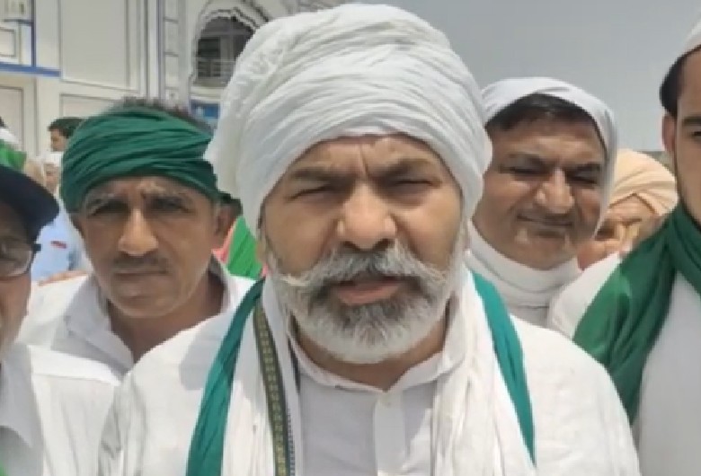 पत्रकारों से बातचीत करते हुए राकेश टिकैत।