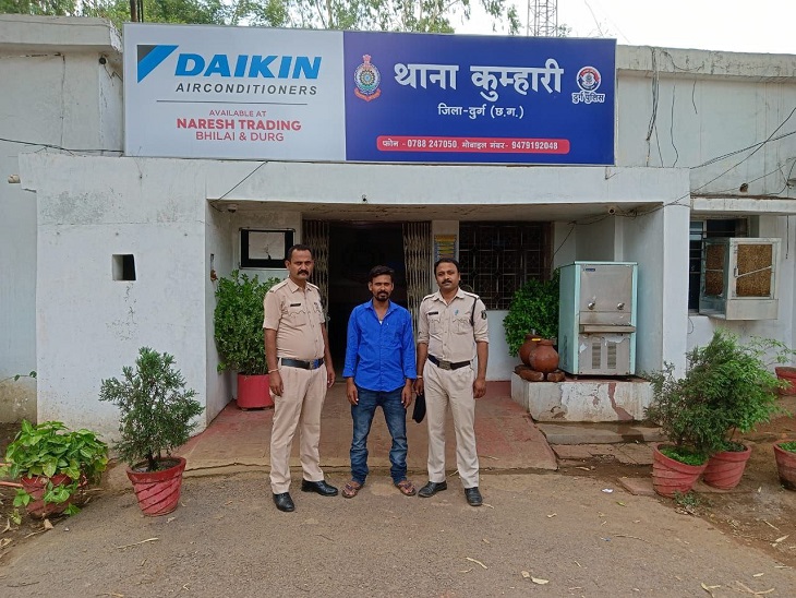 पुलिस की गिरफ्त में आरोपी - Dainik Bhaskar