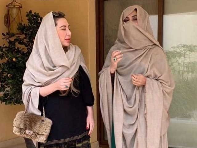 इमरान की तीसरी पत्नी बुशरा बीबी (दाएं) के साथ फराह शहजादी। बुशरा और इमरान का पिछले दिनों झगड़ा हुआ तो वो बनीगाला छोड़कर फराह के घर शिफ्ट हो गईं थीं। (फाइल)