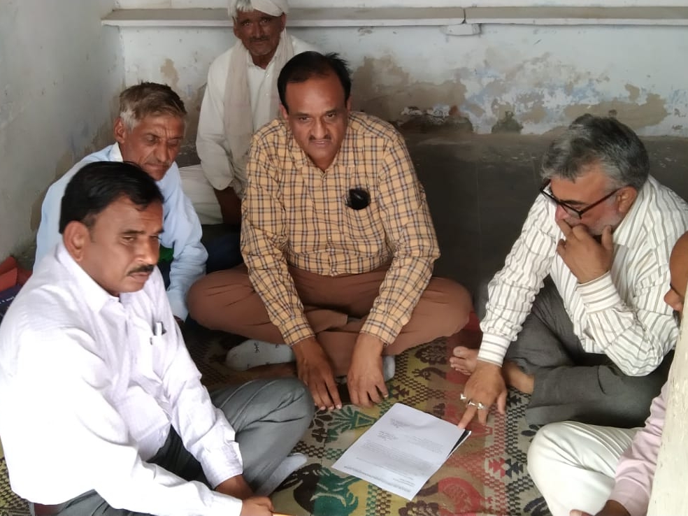 धरनार्थियों से बातचीत करता प्रशासन