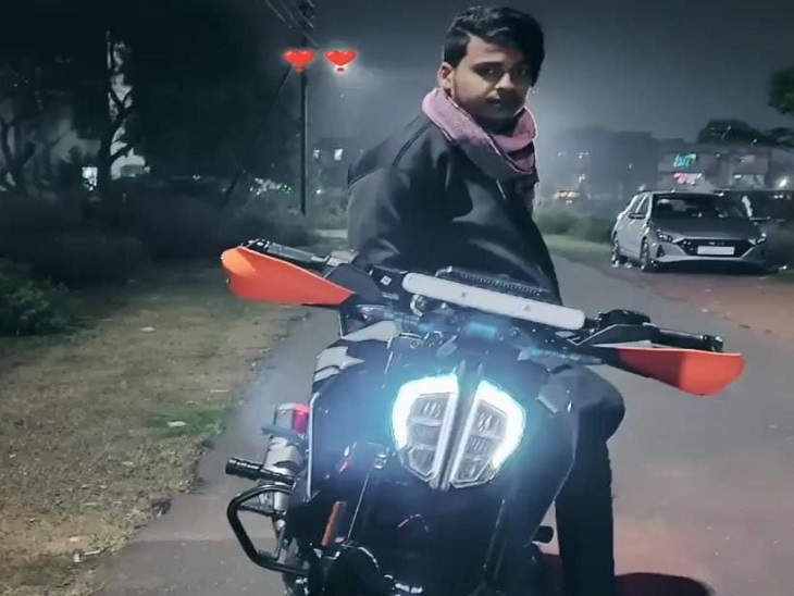 केटीएम बाइक के साथ मृतक दुर्गेश गोस्वामी
