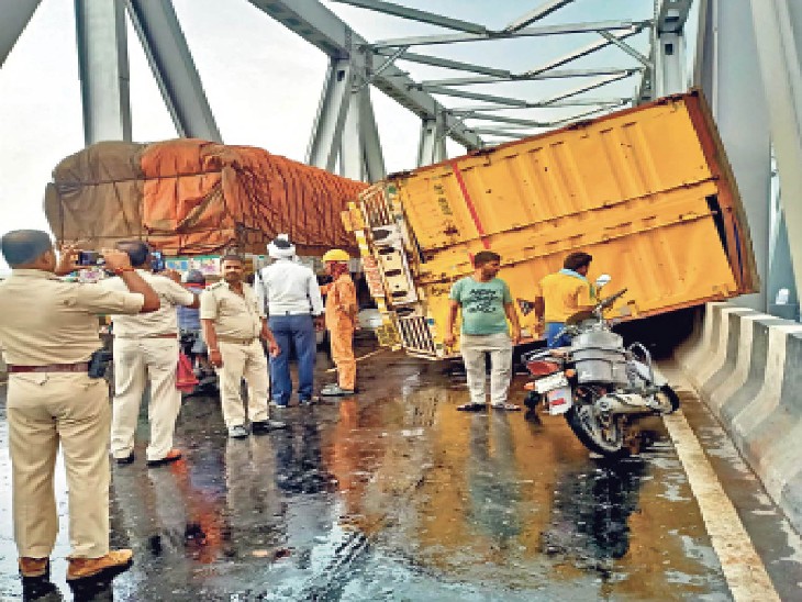 गांधी सेतु पर कंटेनर पलटने से रोड़ पर जाम लग गया।