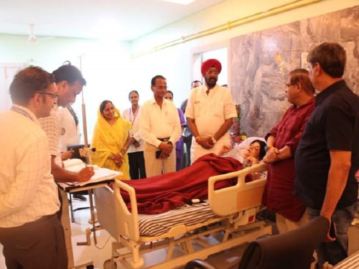 कई विधायक और पूर्व विधायक डॉ. रेणु जोगी से मिलने पहुंचे थे।