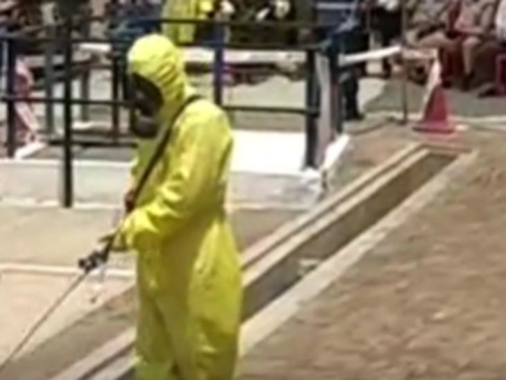 Told how to avoid chlorine gas leak, if the gas leaks then go to the