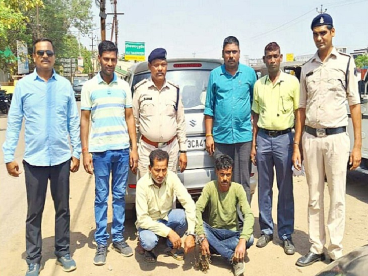 पुलिस की गिरफ्त में आरोपी - Dainik Bhaskar