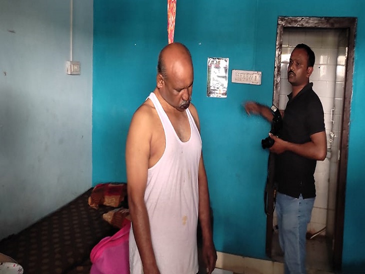 इस तरह फंदे पर लटका मिला शव।